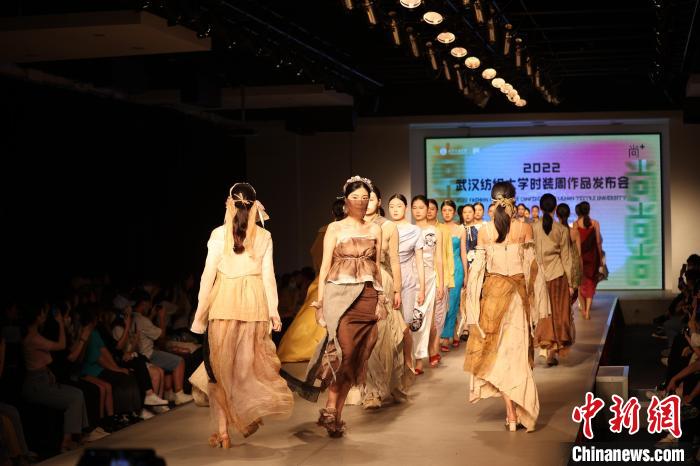 2022年永利官网时装周作品发布会 张畅 摄